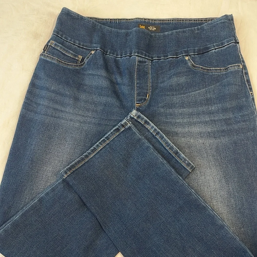 Lee | slim fit slim leg mid rise sculpting pull on jeans Sz 16 short
